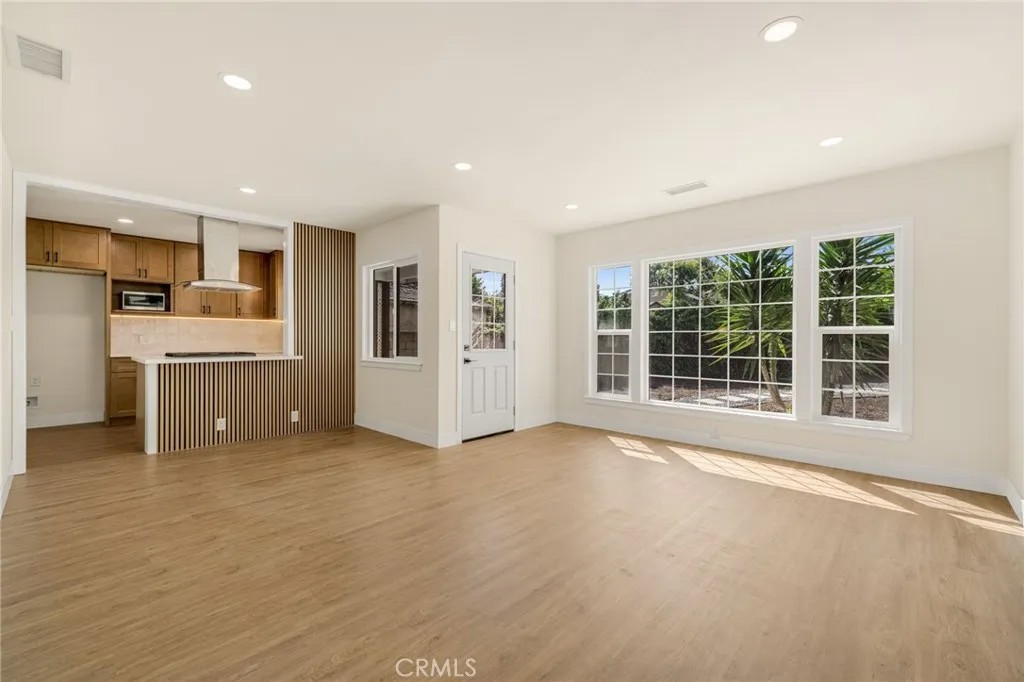 2106 W Cerritos