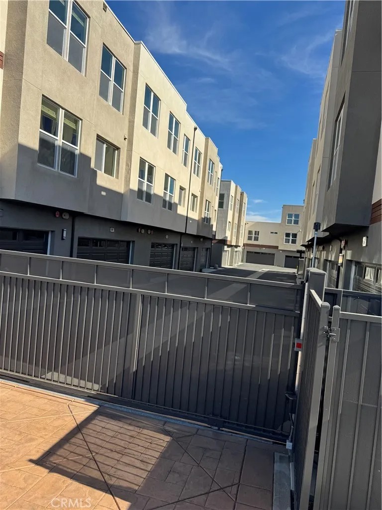 629 E Mission