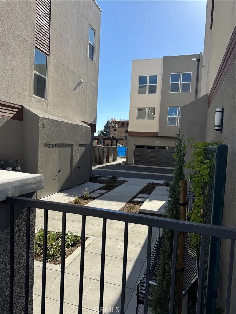 629 E Mission