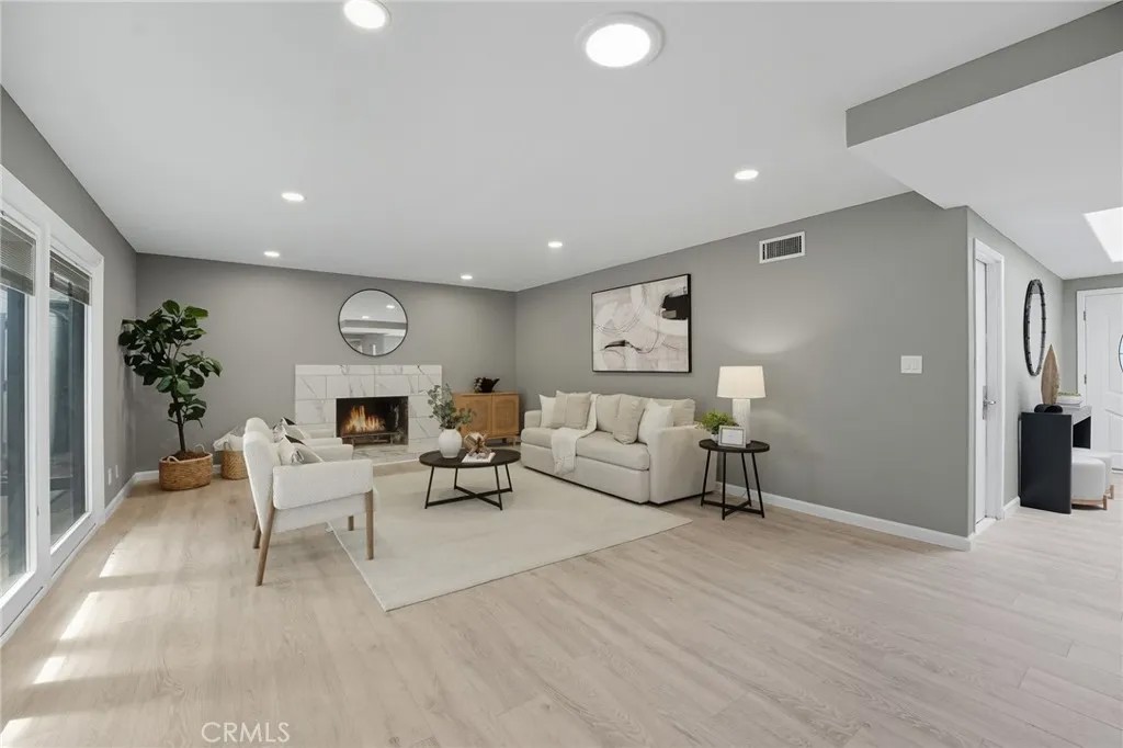 1548 Lacewood