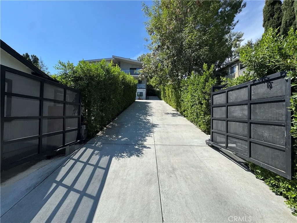 22268 Avenue San Luis