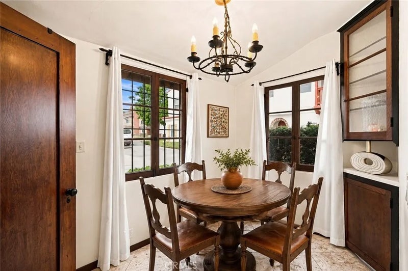 438 W Duarte