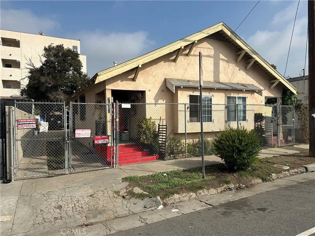 Photo of 731 W 54th St, Los Angeles, CA 90037 (MLS # DW26104818)