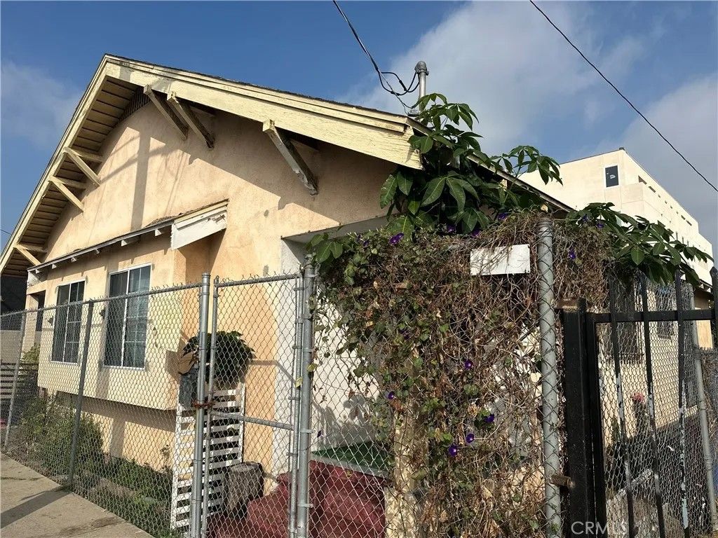 Photo of 731 W 54th St, Los Angeles, CA 90037 (MLS # DW26104818)