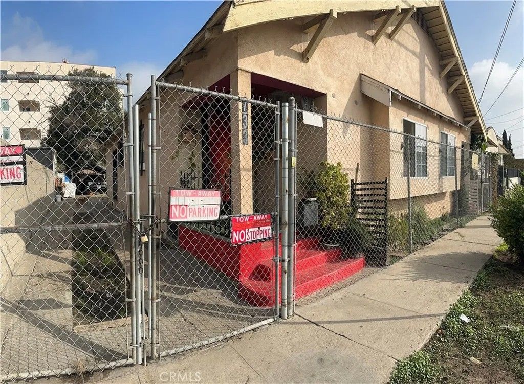 Photo of 731 W 54th St, Los Angeles, CA 90037 (MLS # DW26104818)