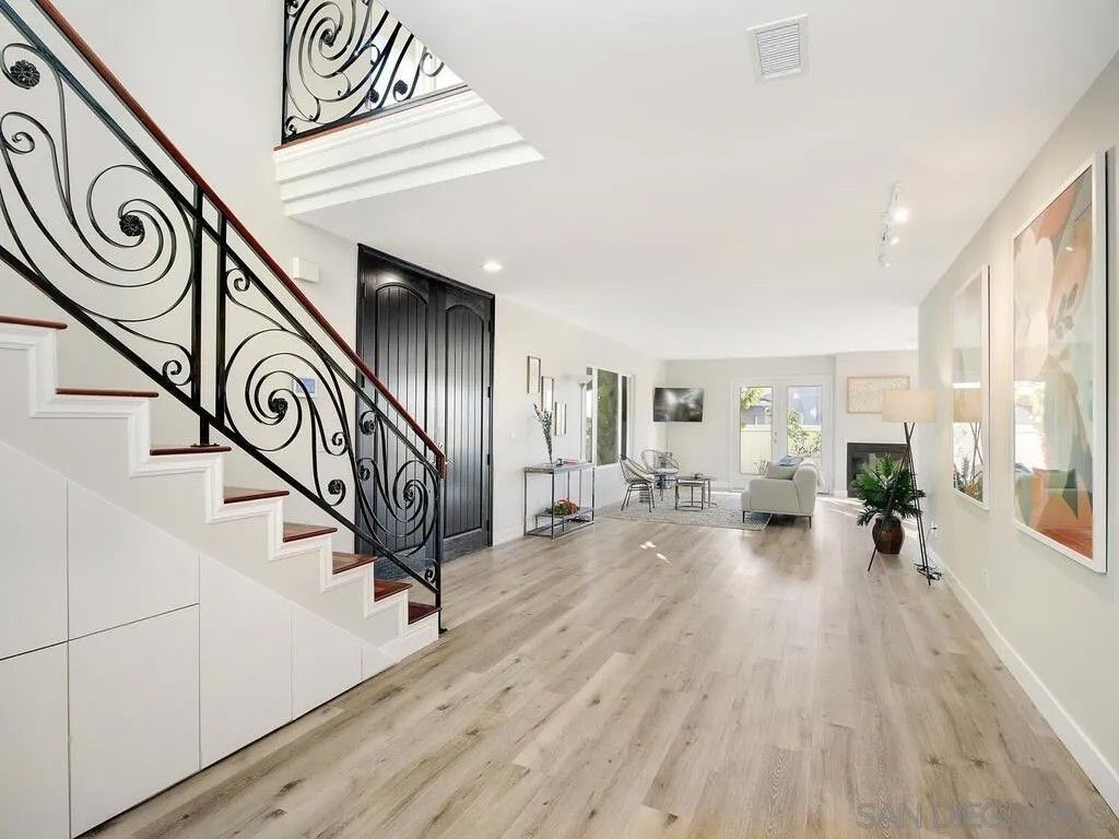 Photo of 918 Sandpiper Pl, La Jolla, CA 92037 (MLS # 250043758)