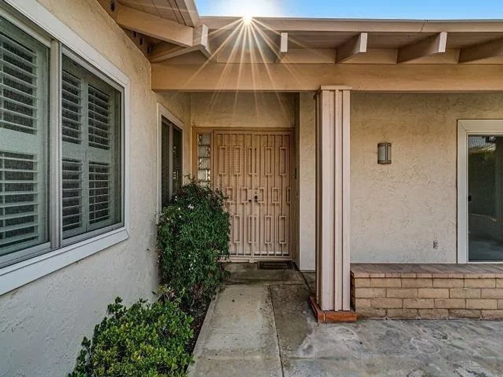 Photo of 1619 Calle De Primra, La Jolla, CA 92037 (MLS # 250032308)