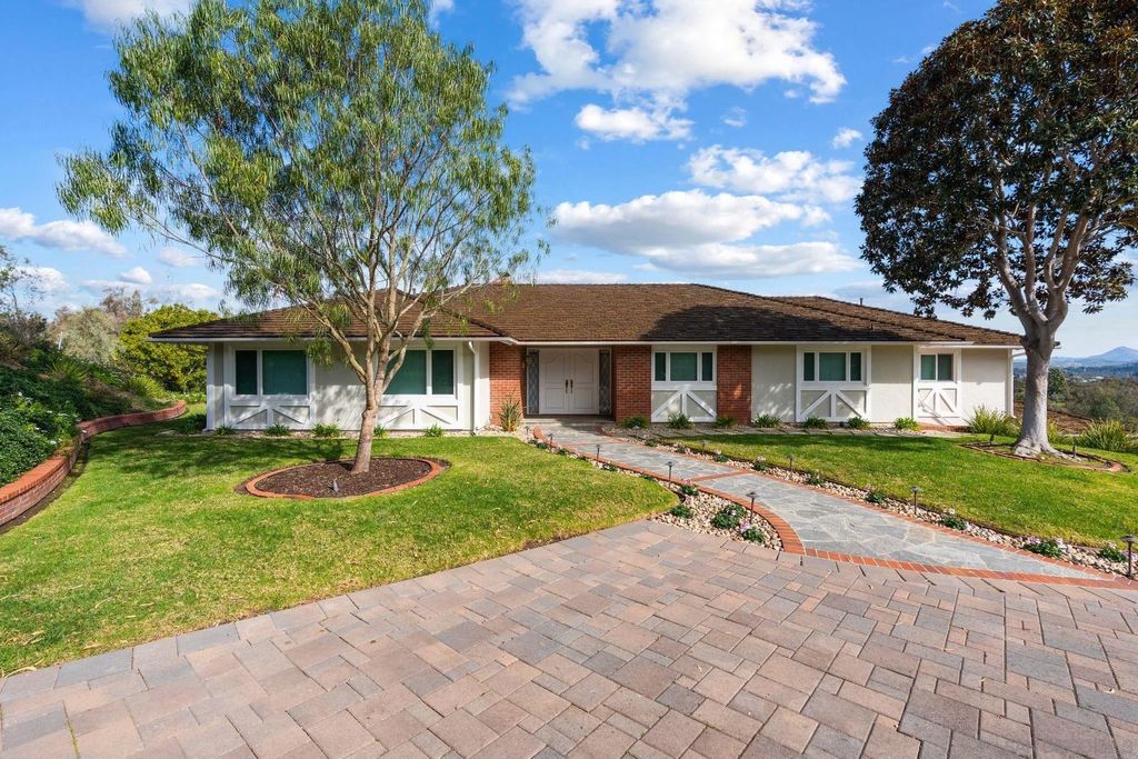 Photo of 16032 Puerta Del Sol, Rancho Santa Fe, CA 92067 (MLS # 260011029)
