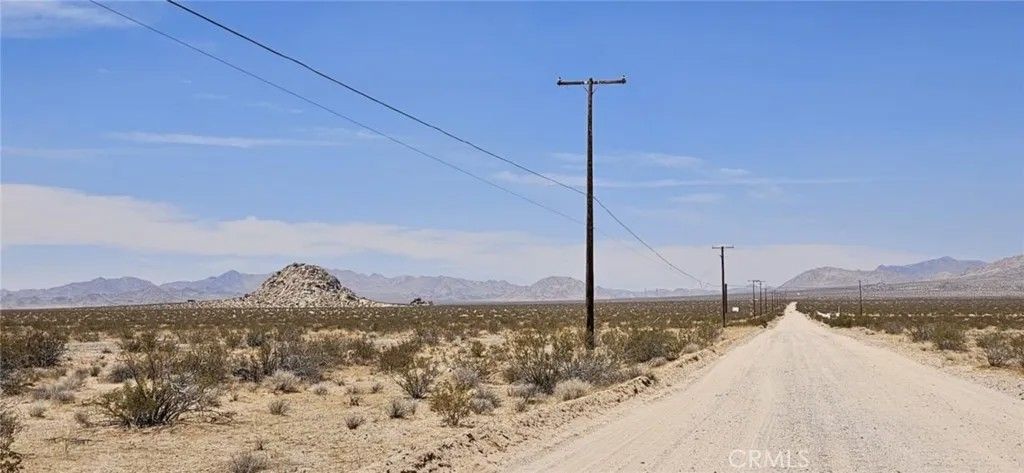 Photo of 800 Stella/Emerick's Rd, Lucerne Valley, CA 92356 (MLS # HD26003075)