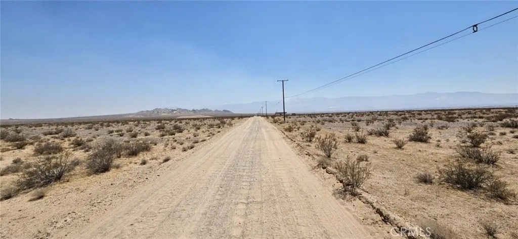 Photo of 800 Stella/Emerick's Rd, Lucerne Valley, CA 92356 (MLS # HD26003075)