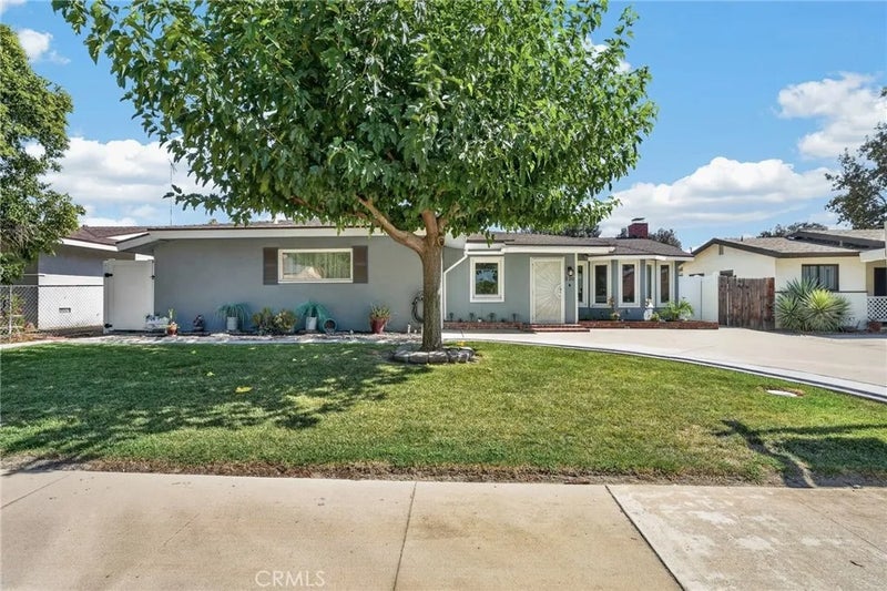 230 E Pioneer