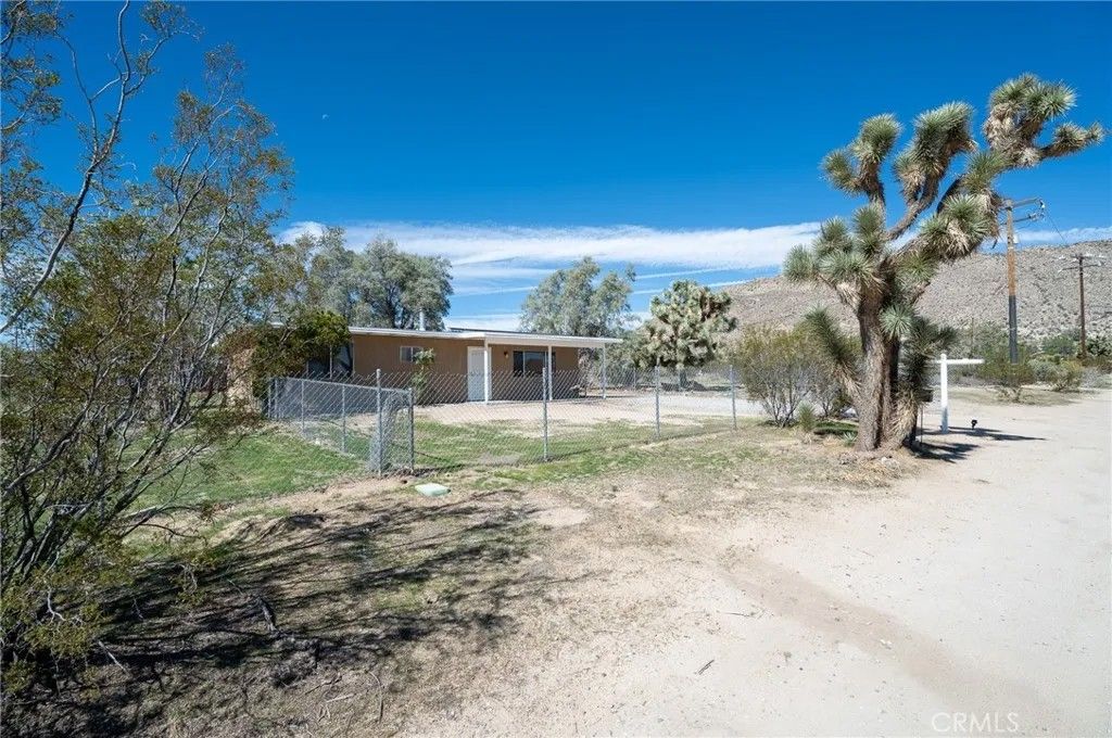 Photo of 7134 Pawnee Ave, Yucca Valley, CA 92284 (MLS # CV25239460)