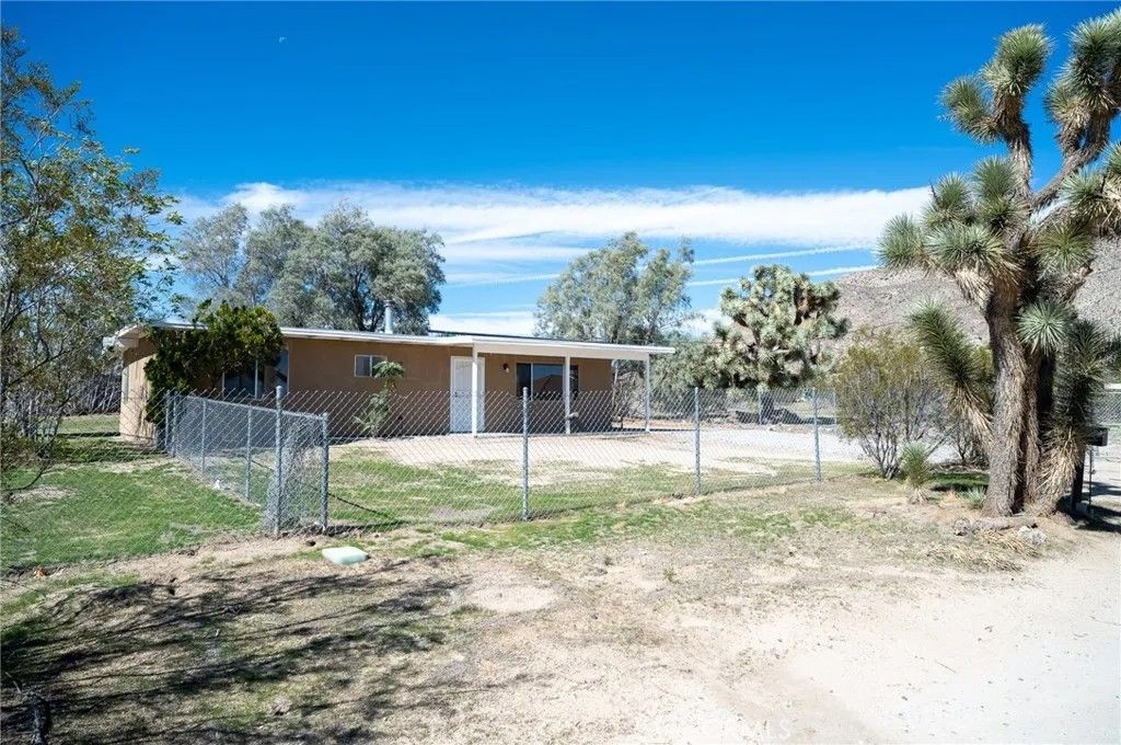 Photo of 7134 Pawnee Ave, Yucca Valley, CA 92284 (MLS # CV25239460)