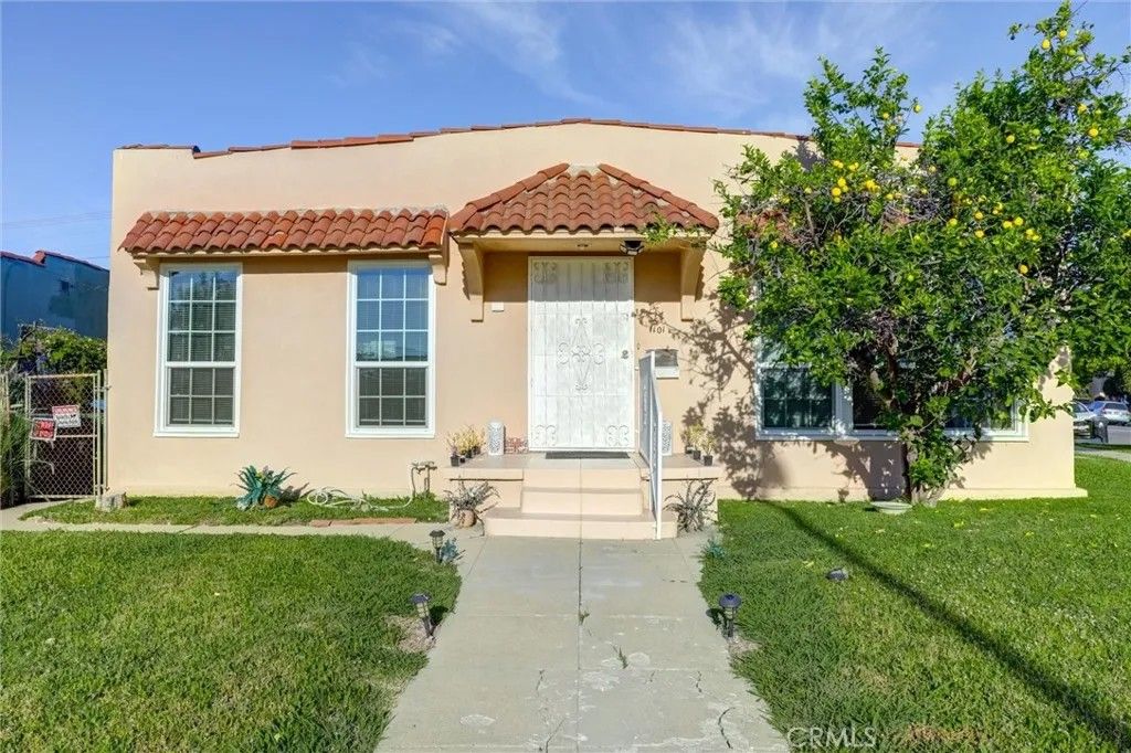Photo of 4756 Edgewood Pl, Los Angeles, CA 90019 (MLS # CV26060680)