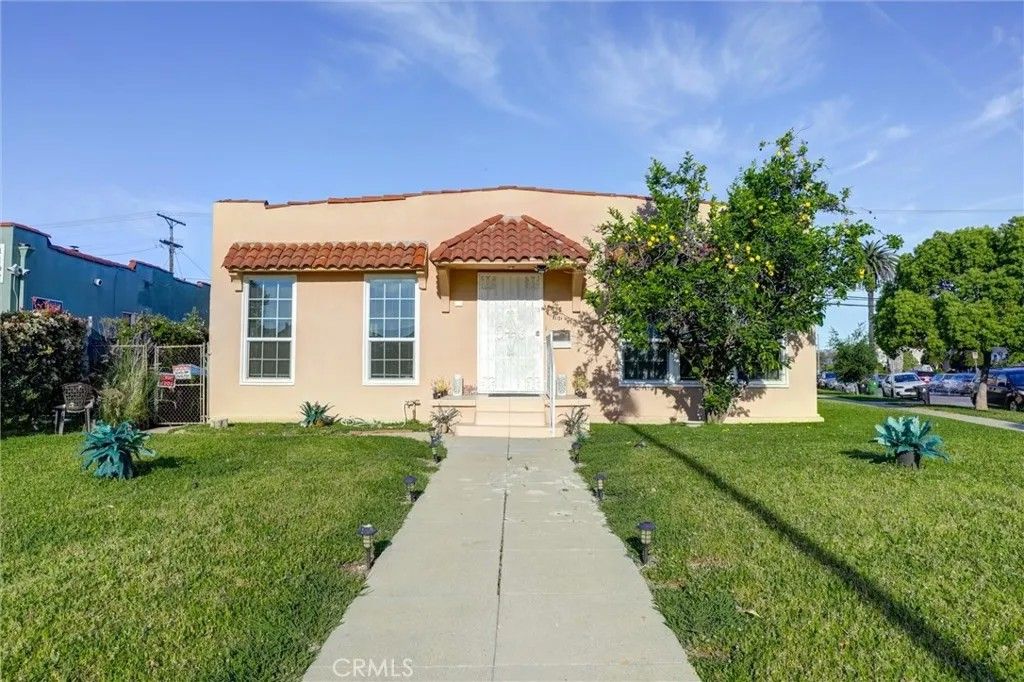 Photo of 4756 Edgewood Pl, Los Angeles, CA 90019 (MLS # CV26060680)