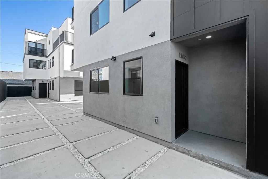 Photo of 1340 Kingsley Dr #2, Los Angeles, CA 90027 (MLS # MB26006489)