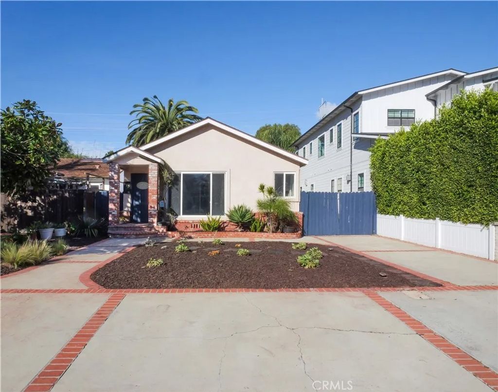 Photo of 613 36th, Manhattan Beach, CA 90266 (MLS # SB26003284)