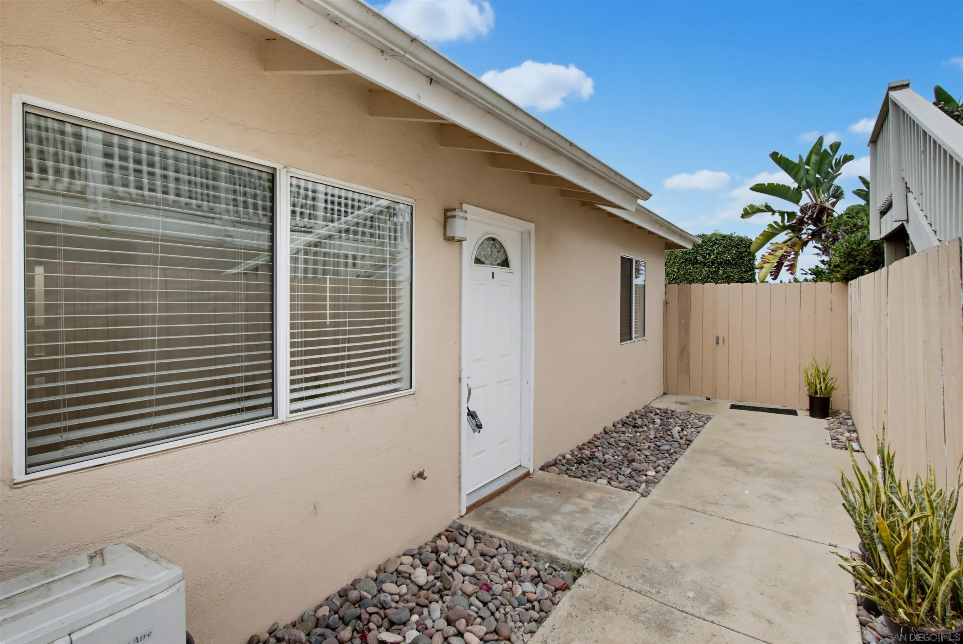 1090 Gardena Rd