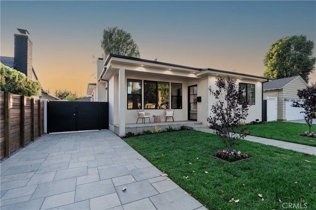 Photo of 5817 Cantaloupe, Van Nuys, CA 91401 (MLS # SR26002435)