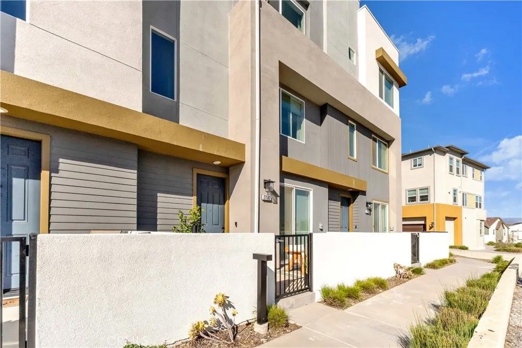 Photo of 27582 Manzanita Way, Valencia, CA 91381 (MLS # SR26081694)