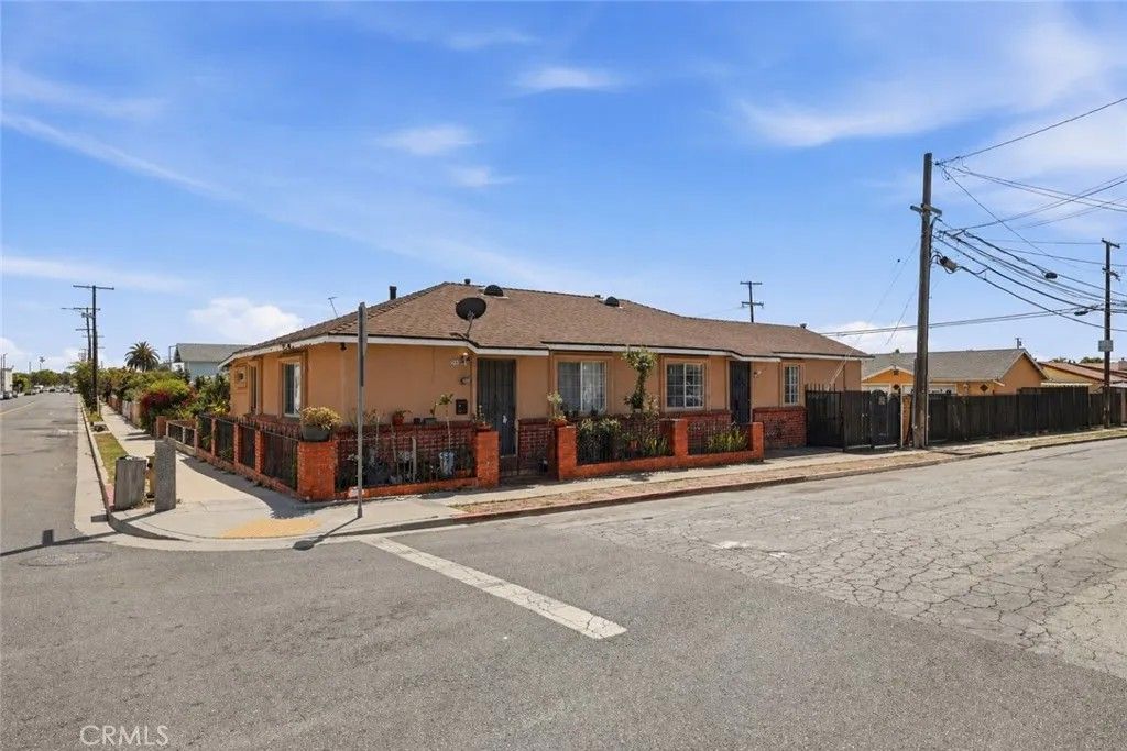 Photo of 932 E 23rd Street, Long Beach, CA 90806 (MLS # PV26089410)