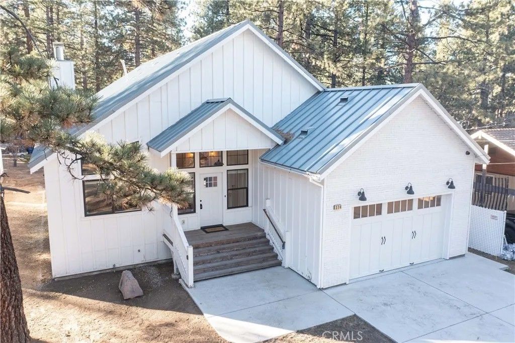 Photo of 374 Mountainaire Lane, Big Bear Lake, CA 92315 (MLS # IG26018089)