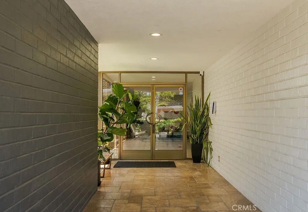 Photo of 419 N Oakhurst Drive #102, Beverly Hills, CA 90210 (MLS # OC25252217)