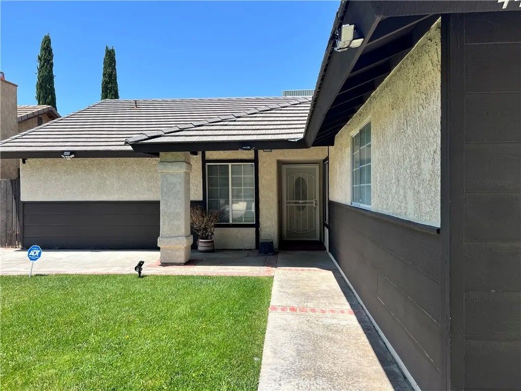 Photo of 44333 Albeck Ave, Lancaster, CA 93536 (MLS # SB25254963)