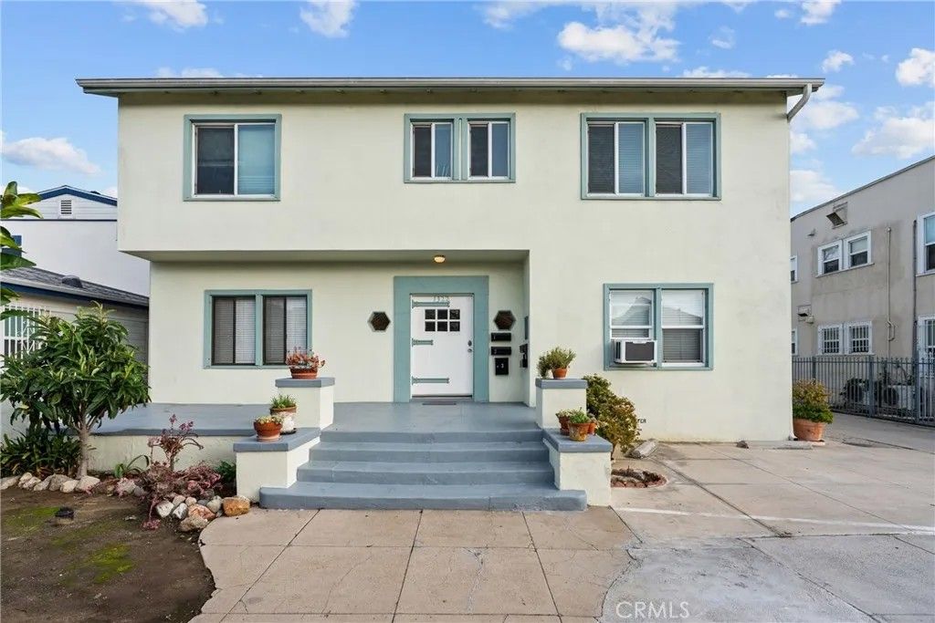 Photo of 1322 S Van Ness Ave, Los Angeles, CA 90019 (MLS # SR26002036)