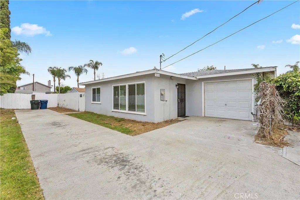 Photo of 10327 Flora Vista Avenue, Bellflower, CA 90706 (MLS # PW26073112)