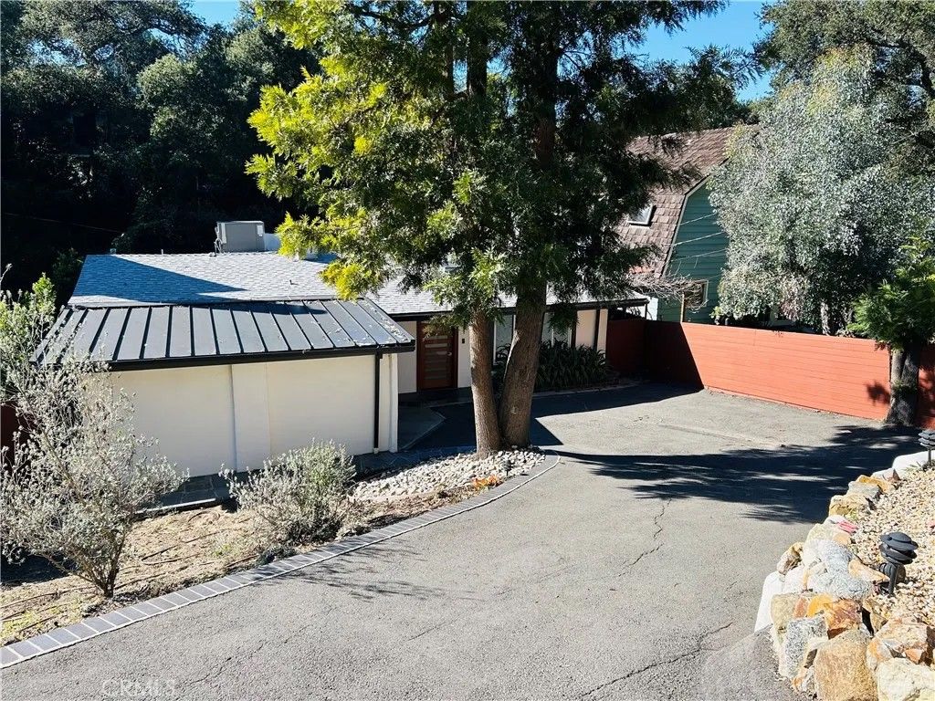 Photo of 4283 Morro Dr, Woodland Hills, CA 91364 (MLS # SR26038339)