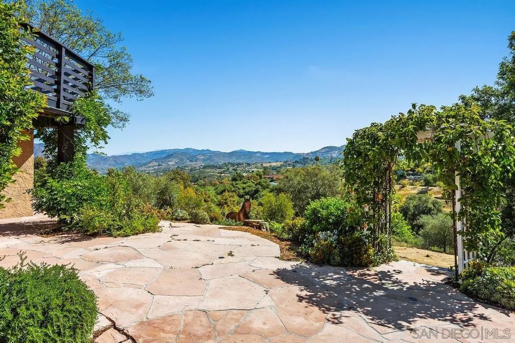 Photo of 974 Via Hillview, Fallbrook, CA 92028 (MLS # 260009143)