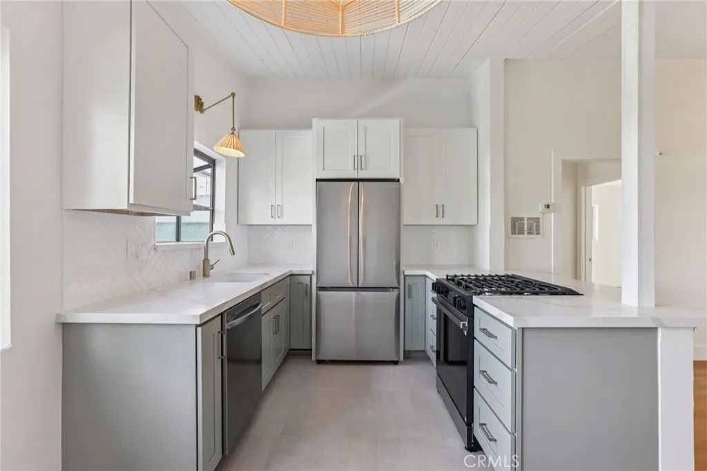 Photo of 2909 10th St #4, Santa Monica, CA 90405 (MLS # DW26010470)