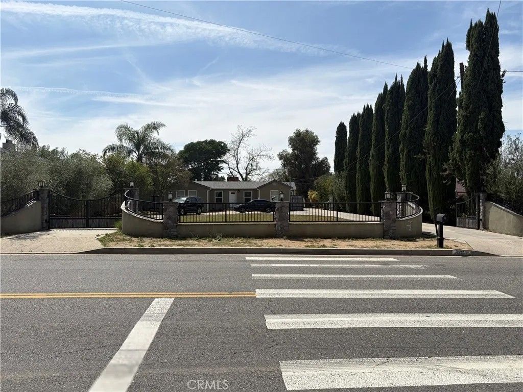 Photo of 12917 Gladstone Ave, Sylmar, CA 91342 (MLS # SR26068550)