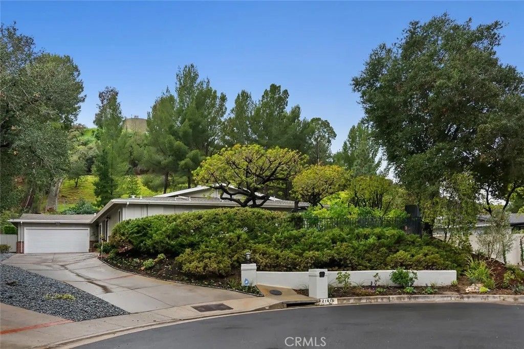 Photo of 21616 Cezanne Pl, Woodland Hills, CA 91364 (MLS # SR26038838)