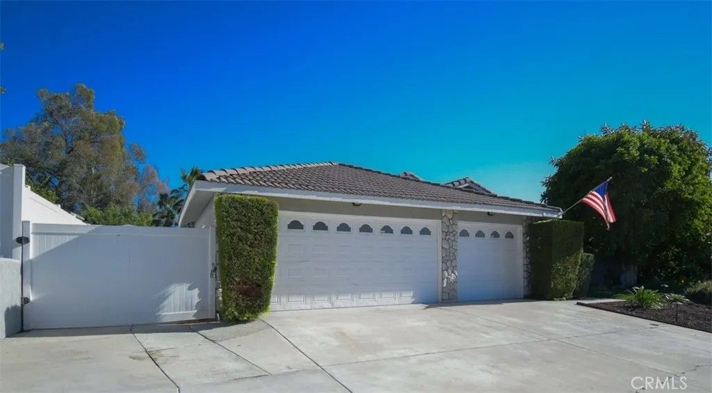 Photo of 39520 Countryside Ln, Murrieta, CA 92562 (MLS # TR26023042)