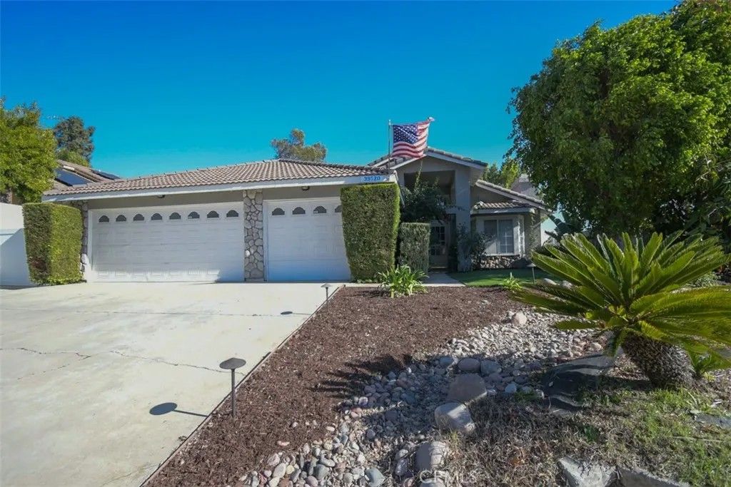Photo of 39520 Countryside Ln, Murrieta, CA 92562 (MLS # TR26023042)