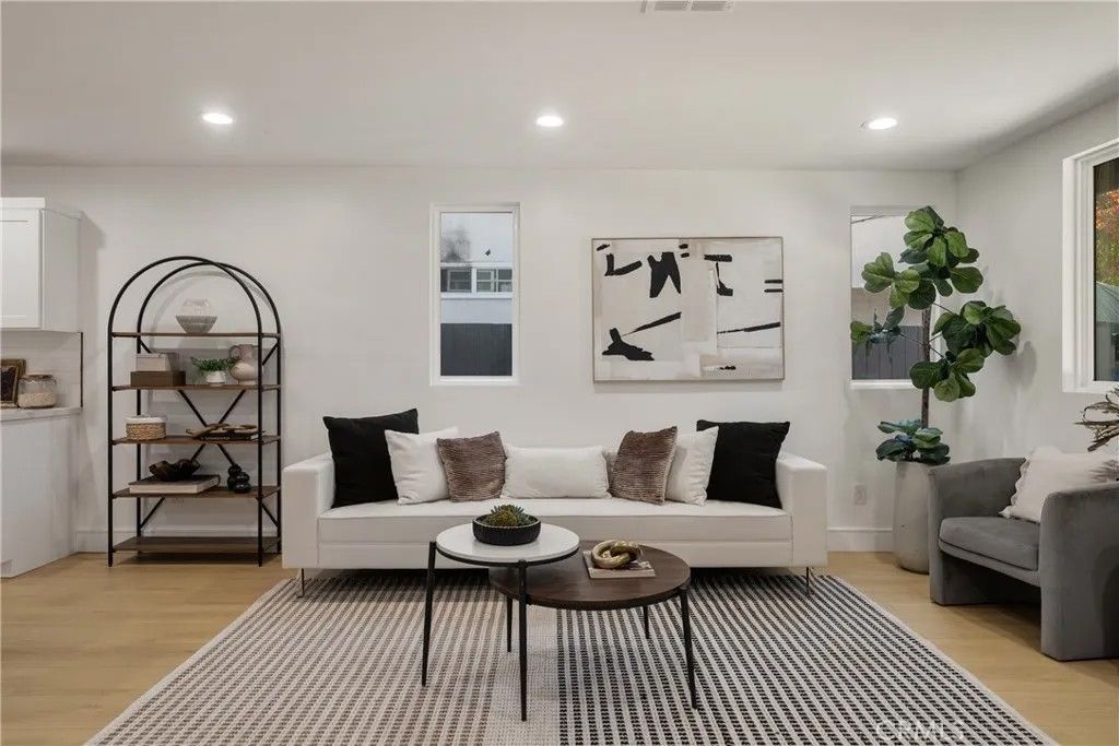 Photo of 2706 S Cochran Ave, Los Angeles, CA 90016 (MLS # DW26017352)