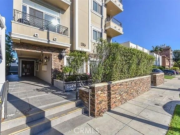 1316 Amherst 201