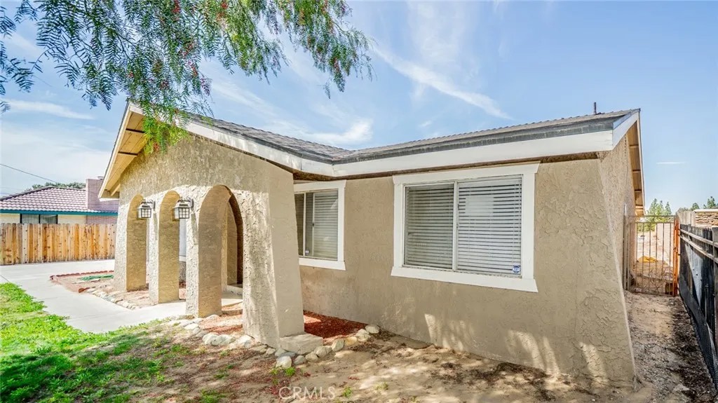 732 S Acacia