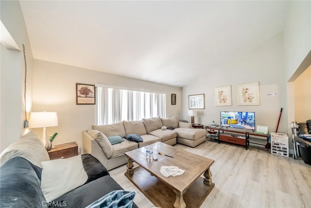 732 S Acacia