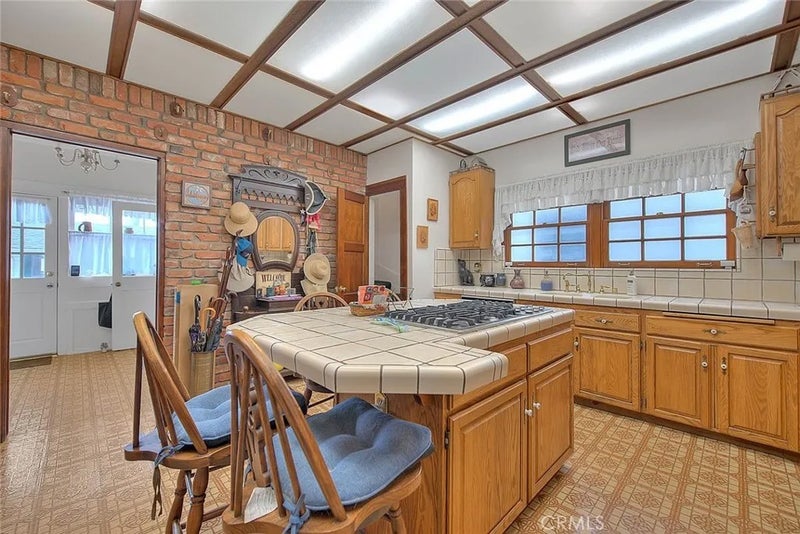 477 W Center