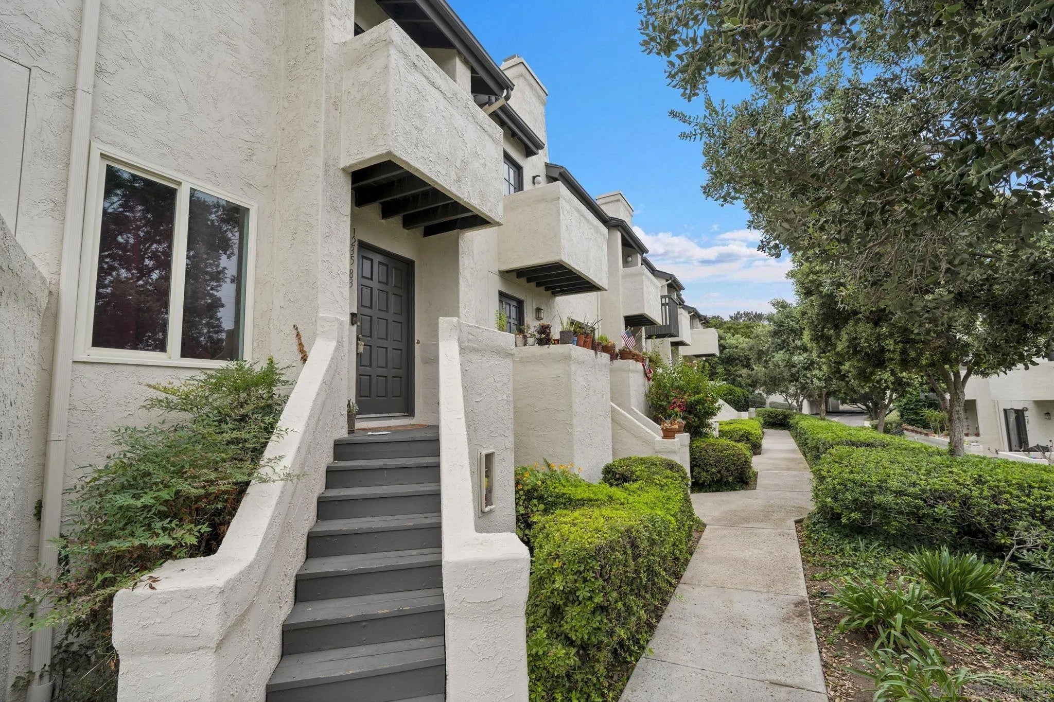 1235 River Glen Row 83