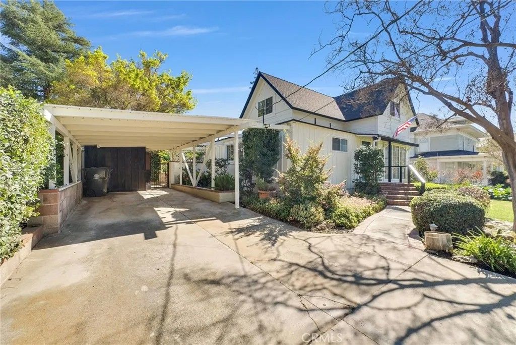 Photo of 527 W Palm Ave, Redlands, CA 92373 (MLS # CV26050248)