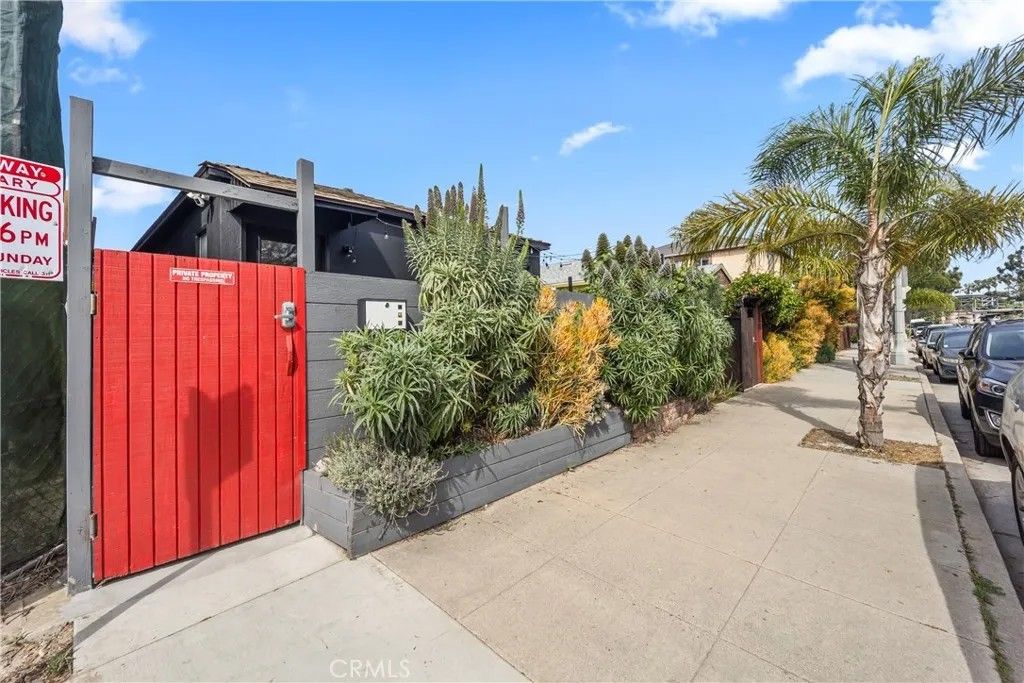 Photo of 425 Venice #1/2, Venice, CA 90291 (MLS # CV26056001)