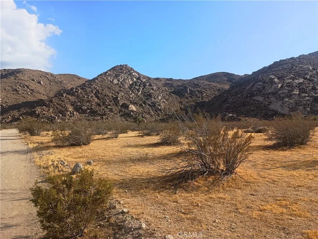 Photo of 13089 Sunset RD, Lucerne Valley, CA 92356 (MLS # HD26153564)