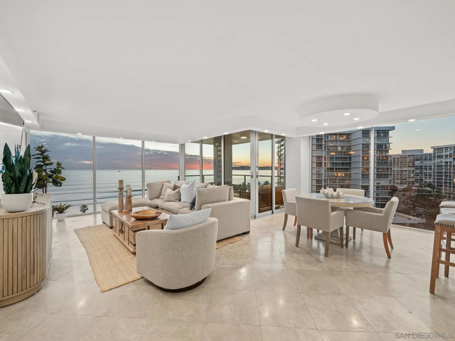 1810 Avenida Del Mundo 907