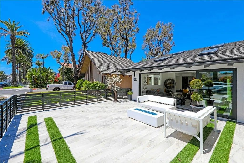 Photo of 503 Marguerite Ave, Corona Del Mar, CA 92625 (MLS # NP25280111)