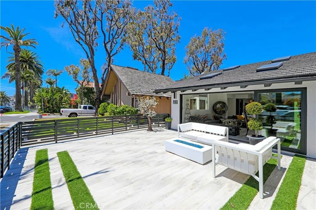 Photo of 503 Marguerite Ave, Corona Del Mar, CA 92625 (MLS # NP25280111)