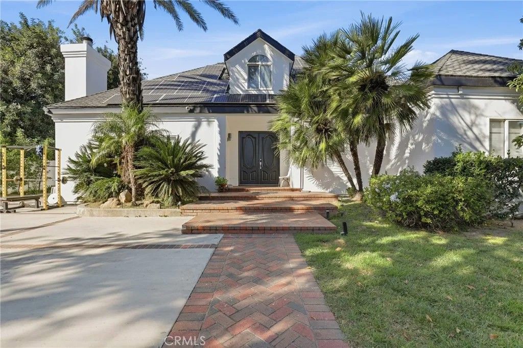 Photo of 5645 Donna Avenue, Tarzana, CA 91356 (MLS # SR26029866)